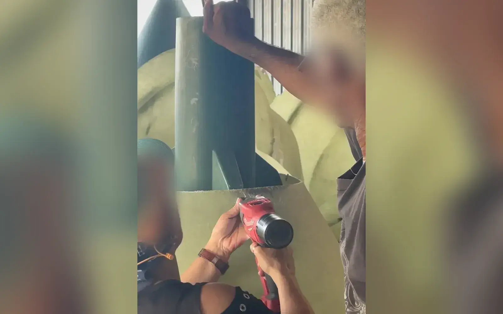 Deux personnes assemblent à la visseuse les pièces d'une cuve, autour de son tube central