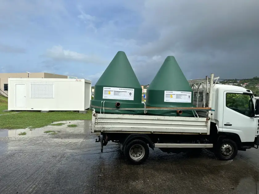 Deux micro-stations Diamond chargées sur un camion plateau, prêtes à être livrées