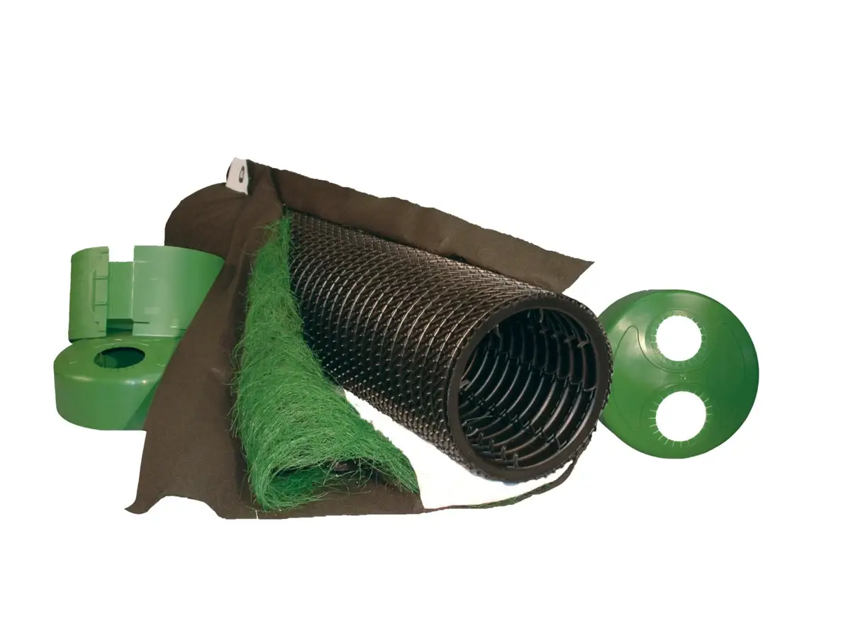 Une conduite Enviro-Septic en écorché : le tuyau annelé, le matelas de fibres vertes, la membrane et le géotextile qui l'enveloppent