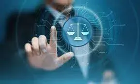 Main désignant l’icône d’une balance de la justice sur un écran
