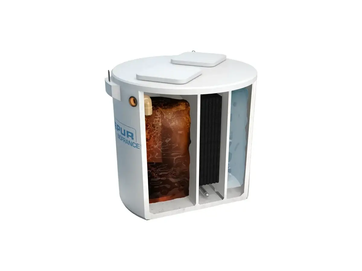 Vue en coupe de la micro-station Biofrance : une cuve en béton en trois compartiments, décanteur, réacteur avec son support de bactéries, clarificateur